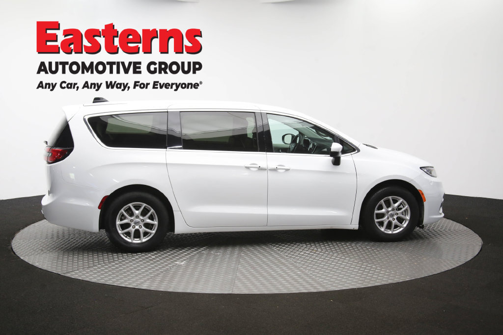 Used 2023 Chrysler Pacifica Touring-L FWD image 48