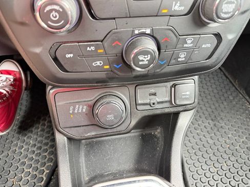 Used 2022 Jeep Renegade Latitude w/ Convenience Group AWD/4WD image 16