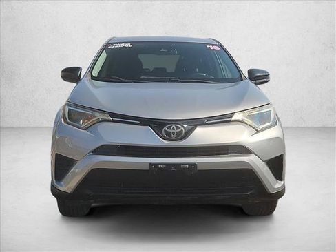 Used 2018 Toyota RAV4 LE FWD image 2