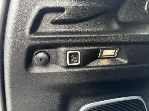 Used 2023 Jeep Grand Cherokee L Limited w/ Luxury Tech Group II image 18