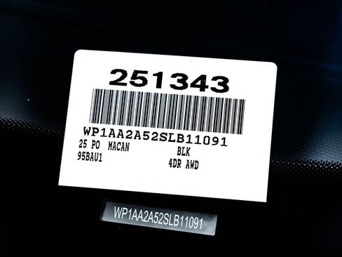 Certified 2025 Porsche Macan AWD/4WD image 30