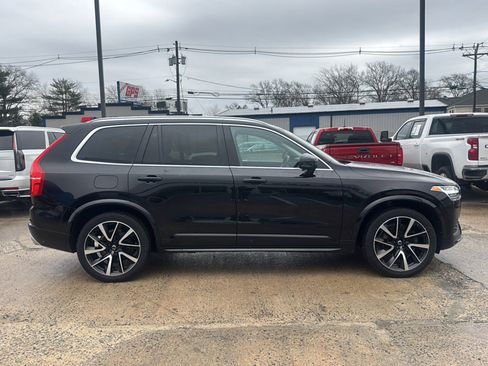 Used 2020 Volvo XC90 T6 Momentum w/ Protection Package Premier image 9