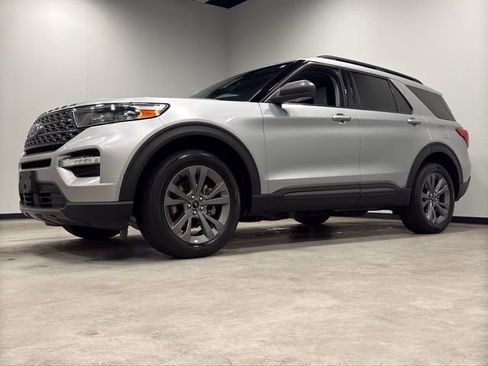 Certified 2021 Ford Explorer XLT w/ Equipment Group 202A AWD/4WD image 5