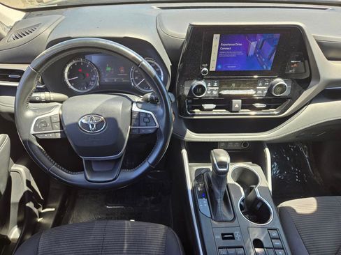 Used 2023 Toyota Highlander LE AWD/4WD image 11