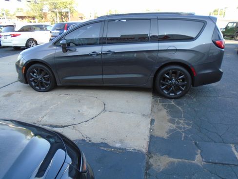 Used 2018 Chrysler Pacifica Touring-L w/ Advanced Safetytec Group FWD image 5