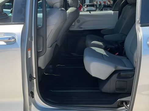 Used 2025 Toyota Sienna XLE FWD image 21