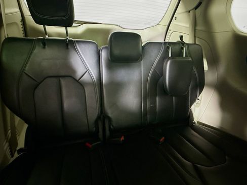 Used 2023 Chrysler Pacifica Touring-L FWD image 26