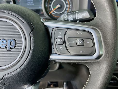 Used 2025 Jeep Wrangler Unlimited Sahara AWD/4WD image 17