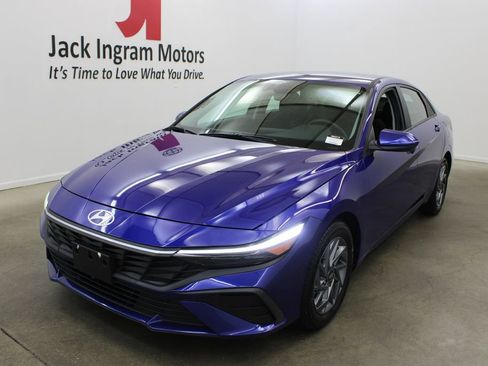 Used 2024 Hyundai Elantra SEL FWD image 2