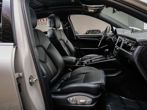 Used 2023 Porsche Macan AWD/4WD image 46