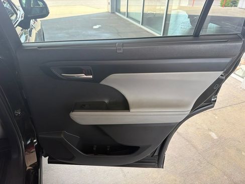 Used 2023 Toyota Highlander XLE AWD/4WD image 26