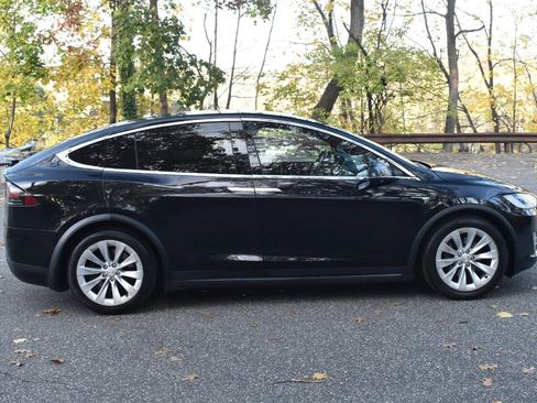 Used 2018 Tesla Model X 75D image 11