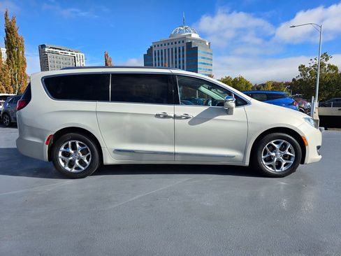 Used 2017 Chrysler Pacifica Limited image 6
