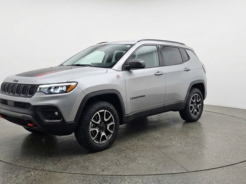 Used 2025 Jeep Compass Trailhawk AWD/4WD image 3