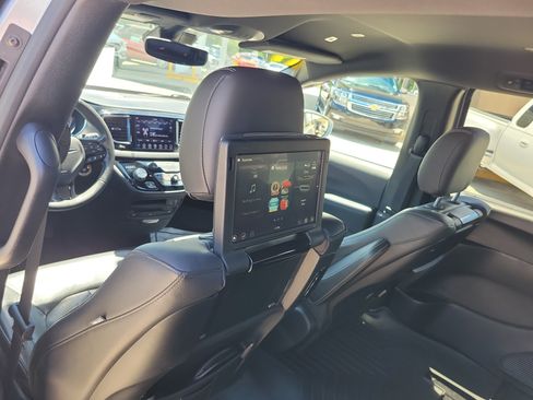 Used 2019 Chrysler Pacifica Touring-L Plus w/ Advanced Safetytec Group FWD image 10