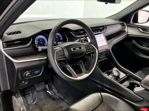 Used 2024 Jeep Grand Cherokee Limited w/ Luxury Tech Group II image 17