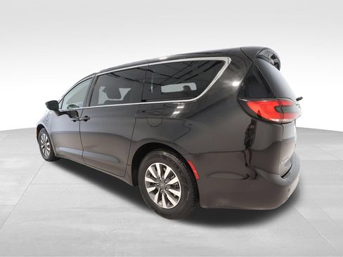 Used 2023 Chrysler Pacifica Touring-L FWD image 2