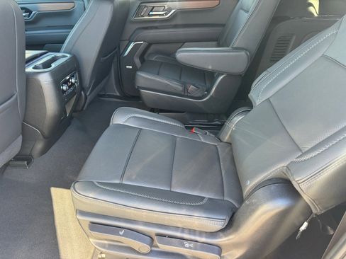 Used 2025 GMC Yukon XL Denali image 13