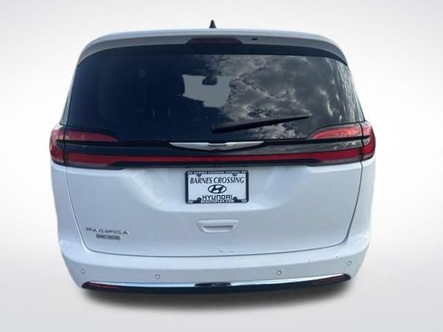 Used 2023 Chrysler Pacifica Touring-L FWD image 5