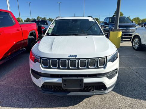 Used 2022 Jeep Compass Latitude w/ Sun and Sound Group AWD/4WD image 2
