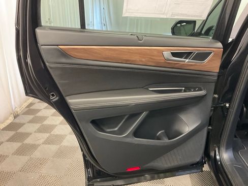 Used 2025 Volkswagen Atlas SE AWD/4WD image 21