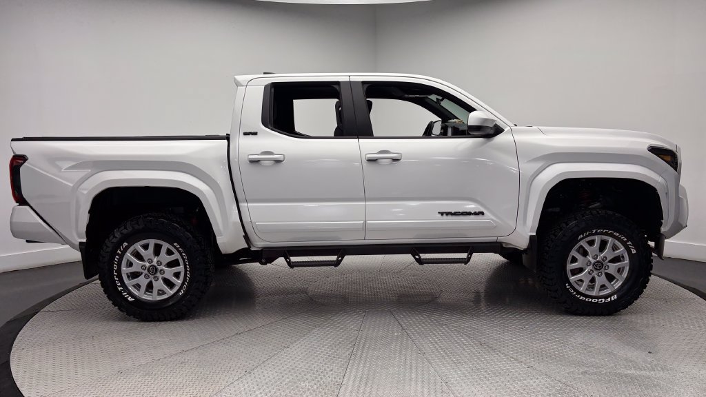 Used 2025 Toyota Tacoma SR5 AWD/4WD image 38