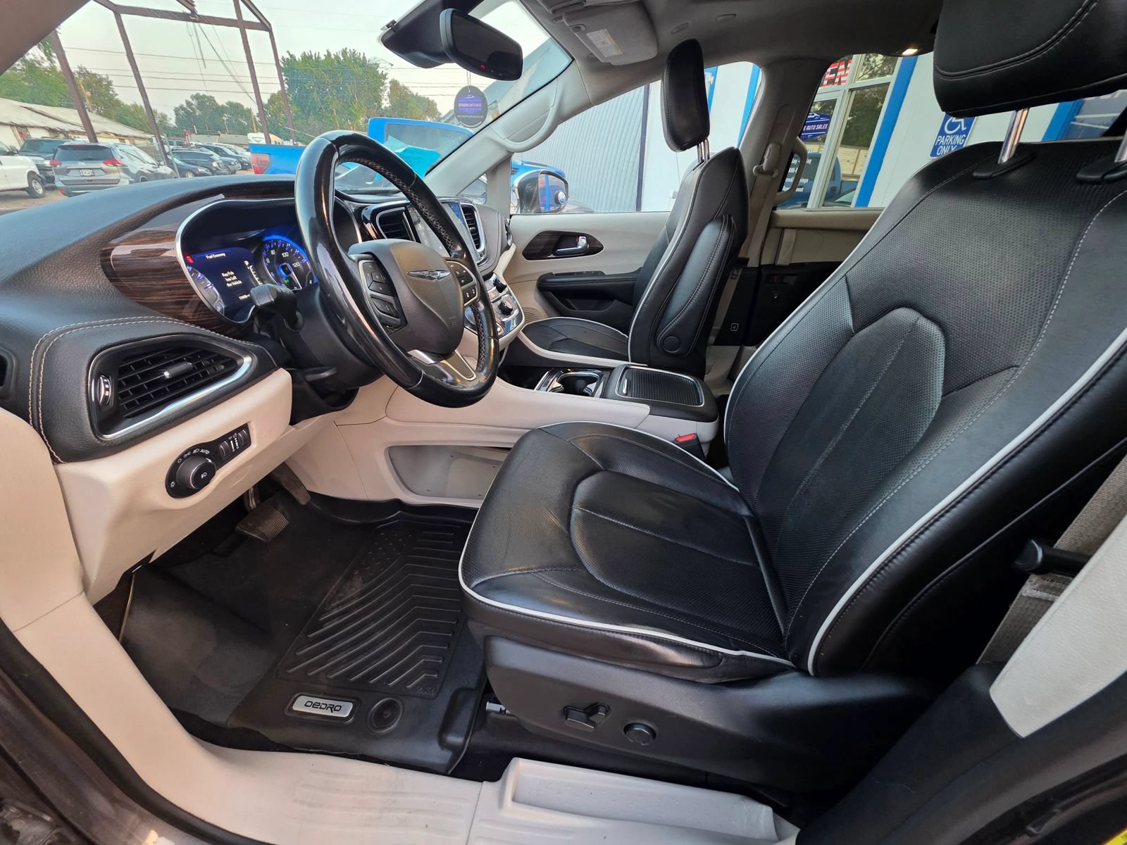 Used 2022 Chrysler Pacifica Limited AWD/4WD image 13