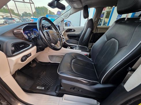 Used 2022 Chrysler Pacifica Limited AWD/4WD image 13