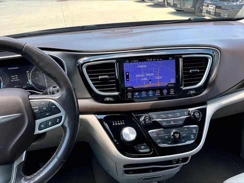 Used 2017 Chrysler Pacifica Touring-L Plus w/ Advanced Safetytec Group FWD image 7