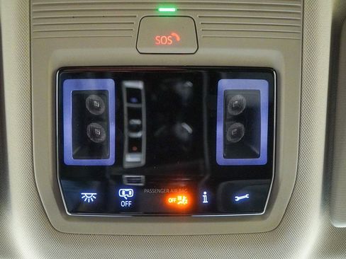 Used 2025 Volkswagen Atlas SE image 29