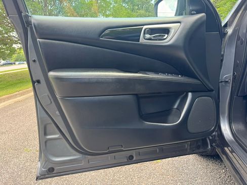 Used 2019 Nissan Pathfinder SV AWD/4WD image 10