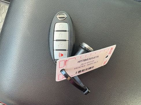 Used 2025 Nissan Frontier SV w/ SV Convenience Package image 29