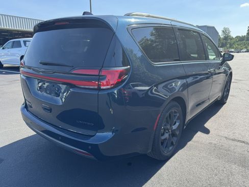 Used 2025 Chrysler Pacifica Limited FWD image 5