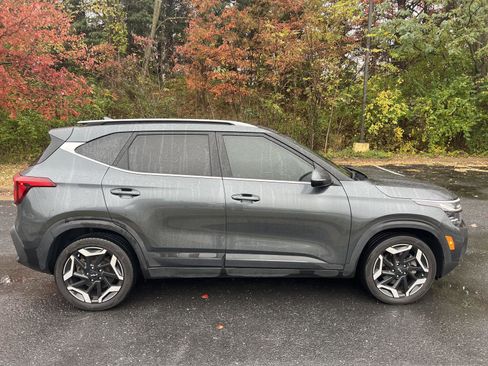 Used 2024 Kia Seltos SX w/ SX Sunroof Package image 2