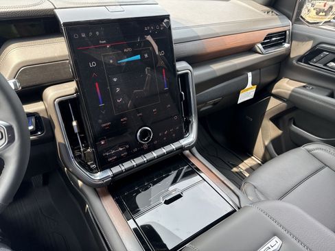 New 2026 GMC Yukon XL Denali w/ Denali Reserve Package AWD/4WD image 17