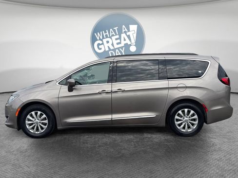 Used 2017 Chrysler Pacifica Touring-L FWD image 7