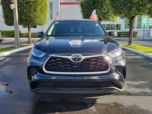 Used 2023 Toyota Highlander L FWD image 4