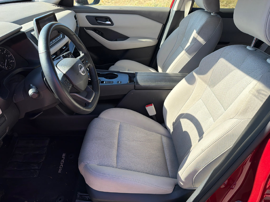 Used 2025 Nissan Rogue SV FWD image 9