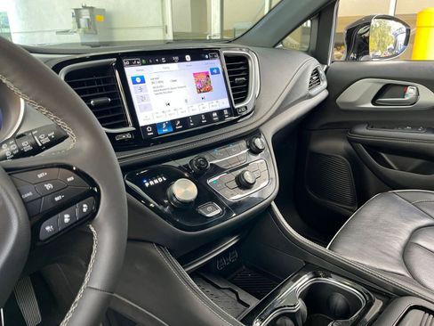 Used 2025 Chrysler Pacifica Limited image 45