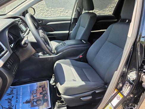 Used 2019 Toyota Highlander LE AWD/4WD image 12