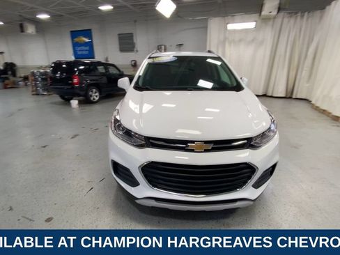 Used 2020 Chevrolet Trax LT w/ LT Convenience Package FWD image 3