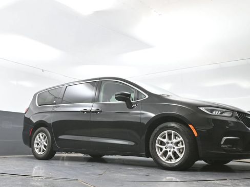 Used 2024 Chrysler Pacifica Touring-L FWD image 51