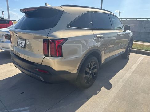Certified 2021 Kia Sorento S w/ Panoramic Sunroof Package AWD/4WD image 8
