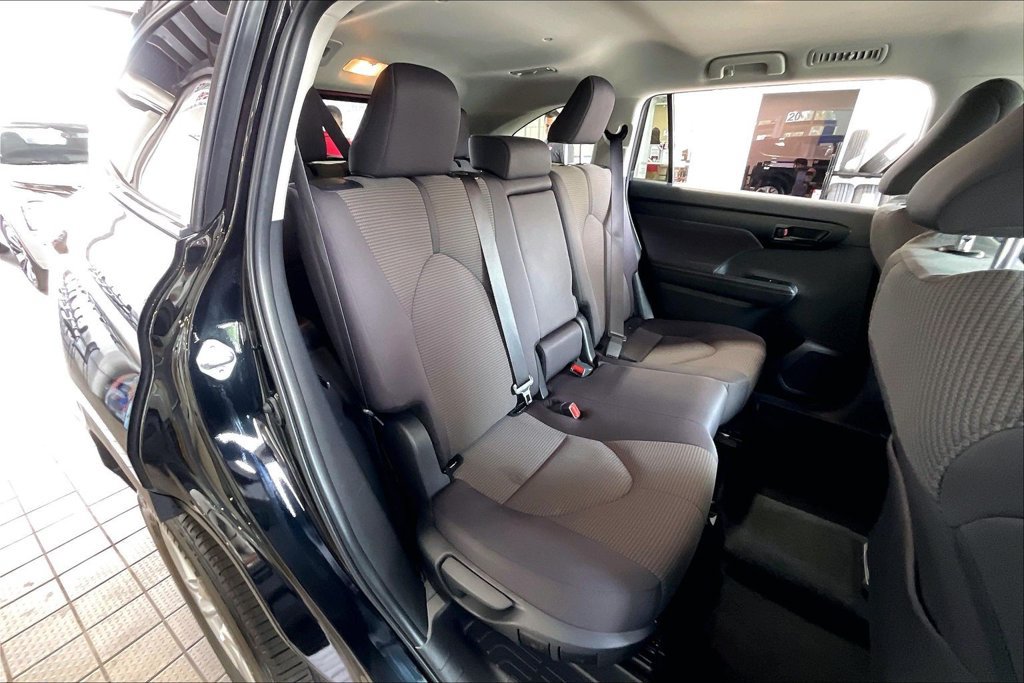 Used 2025 Toyota Highlander LE FWD image 16