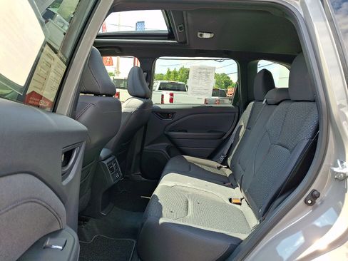 Used 2025 Subaru Forester Premium AWD/4WD image 11