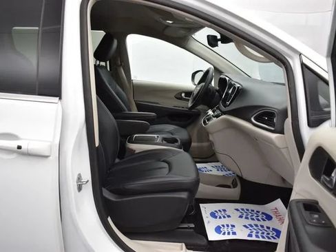Used 2024 Chrysler Pacifica Touring-L FWD image 17