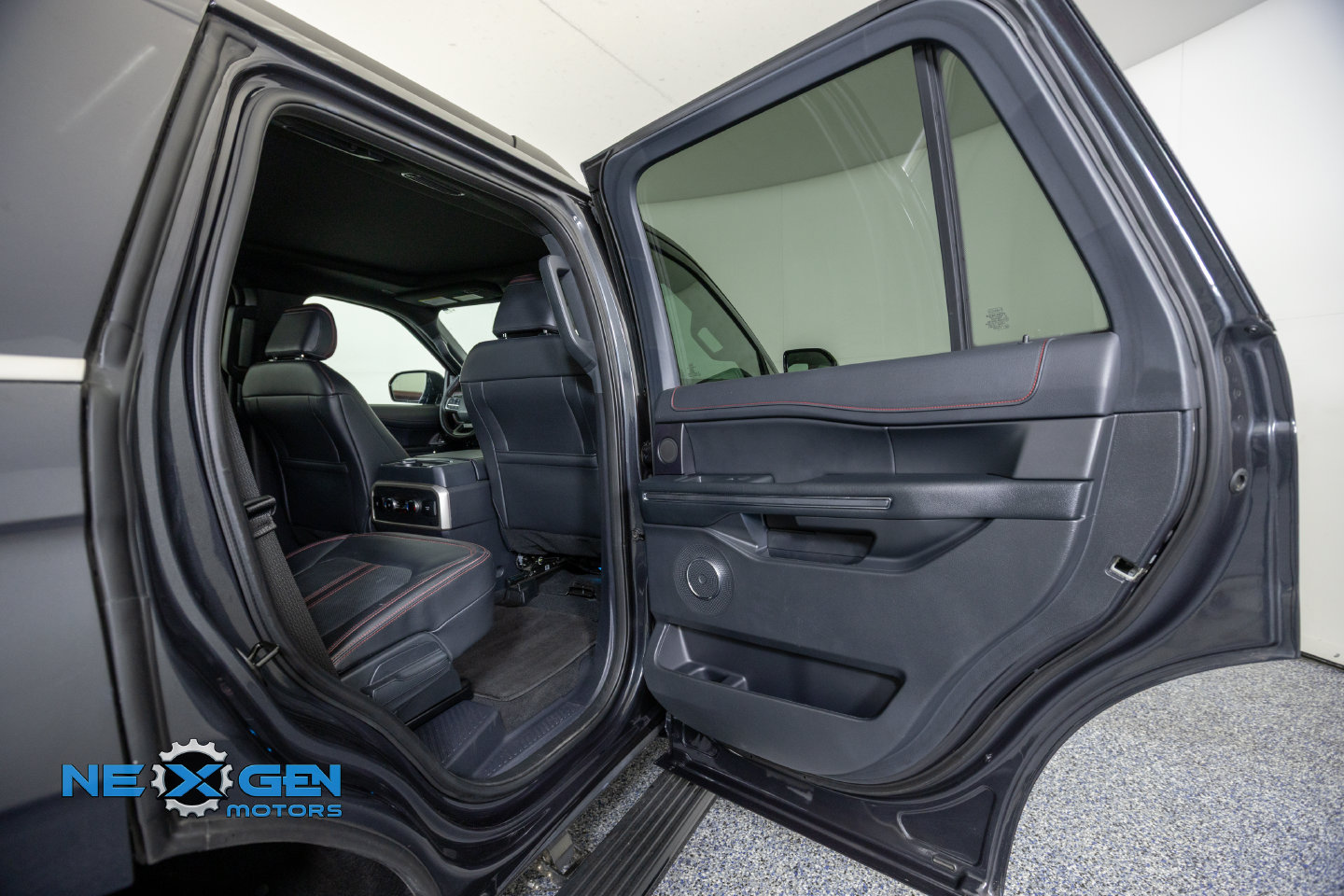 Used 2024 Ford Expedition Limited AWD/4WD image 37