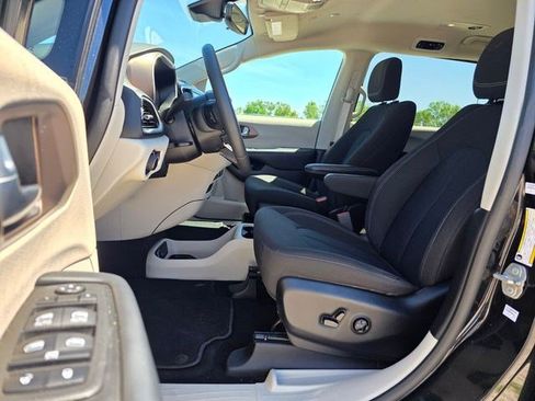 Used 2023 Chrysler Voyager LX FWD image 23