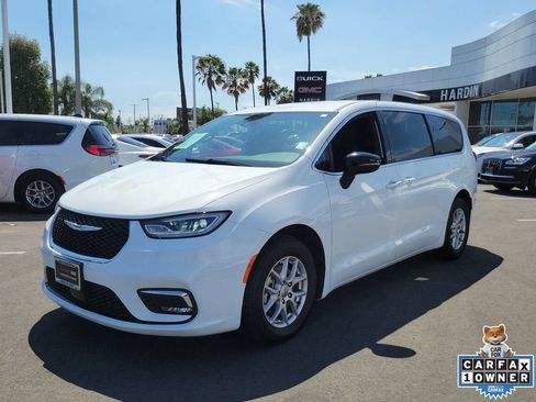 Used 2024 Chrysler Pacifica Touring FWD image 2