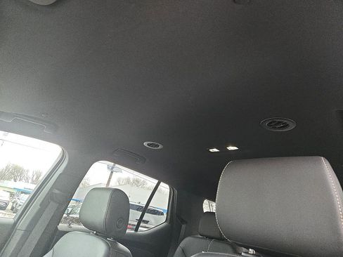 Used 2023 Chevrolet Traverse LT image 20